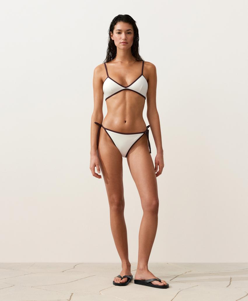 Полуоткрытые плавки бикини с контрастной окантовкой и завязками