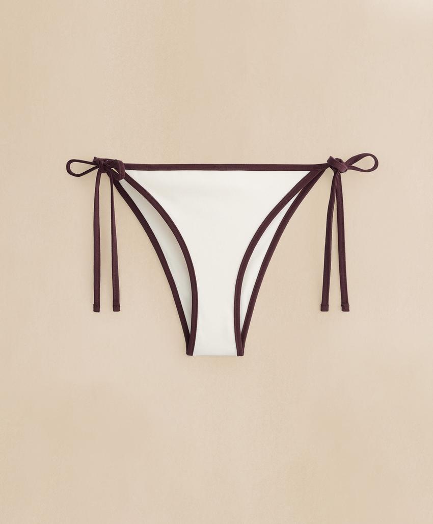 Полуоткрытые плавки бикини с контрастной окантовкой и завязками