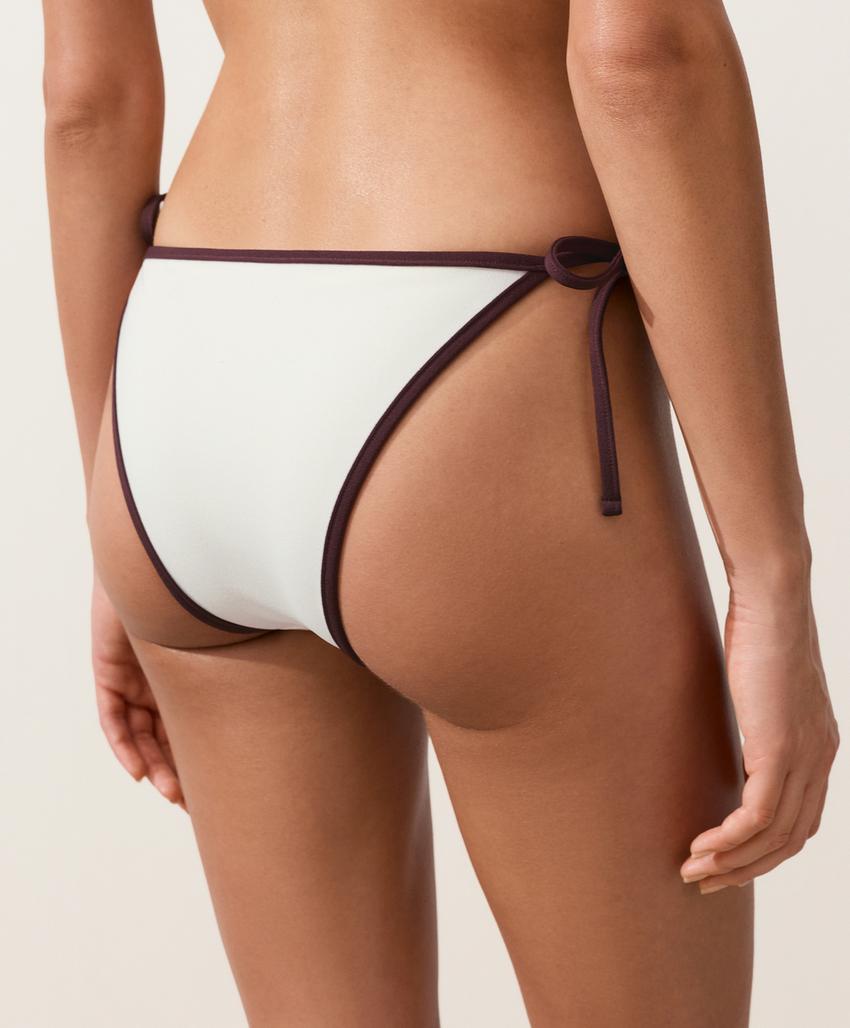 Полуоткрытые плавки бикини с контрастной окантовкой и завязками