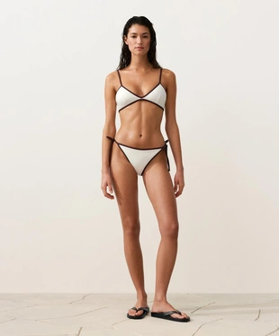 Полуоткрытые плавки бикини с контрастной окантовкой и завязками- Заказать в России