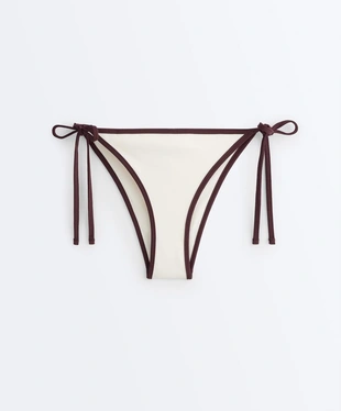 Полуоткрытые плавки бикини с контрастной окантовкой и завязками- Заказать в России