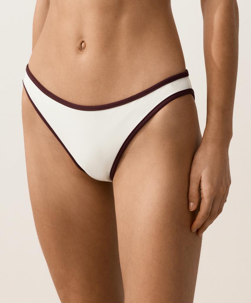 Классические плавки бикини с контрастной окантовкой