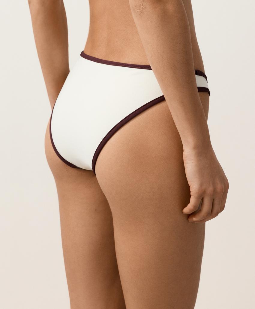 Классические плавки бикини с контрастной окантовкой