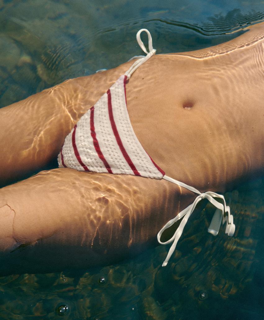 Полуоткрытые плавки бикини из вязаного полотна в полоску