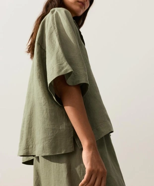 Рубашка оверсайз из 100%-го льна с короткими рукавами- Заказать в России