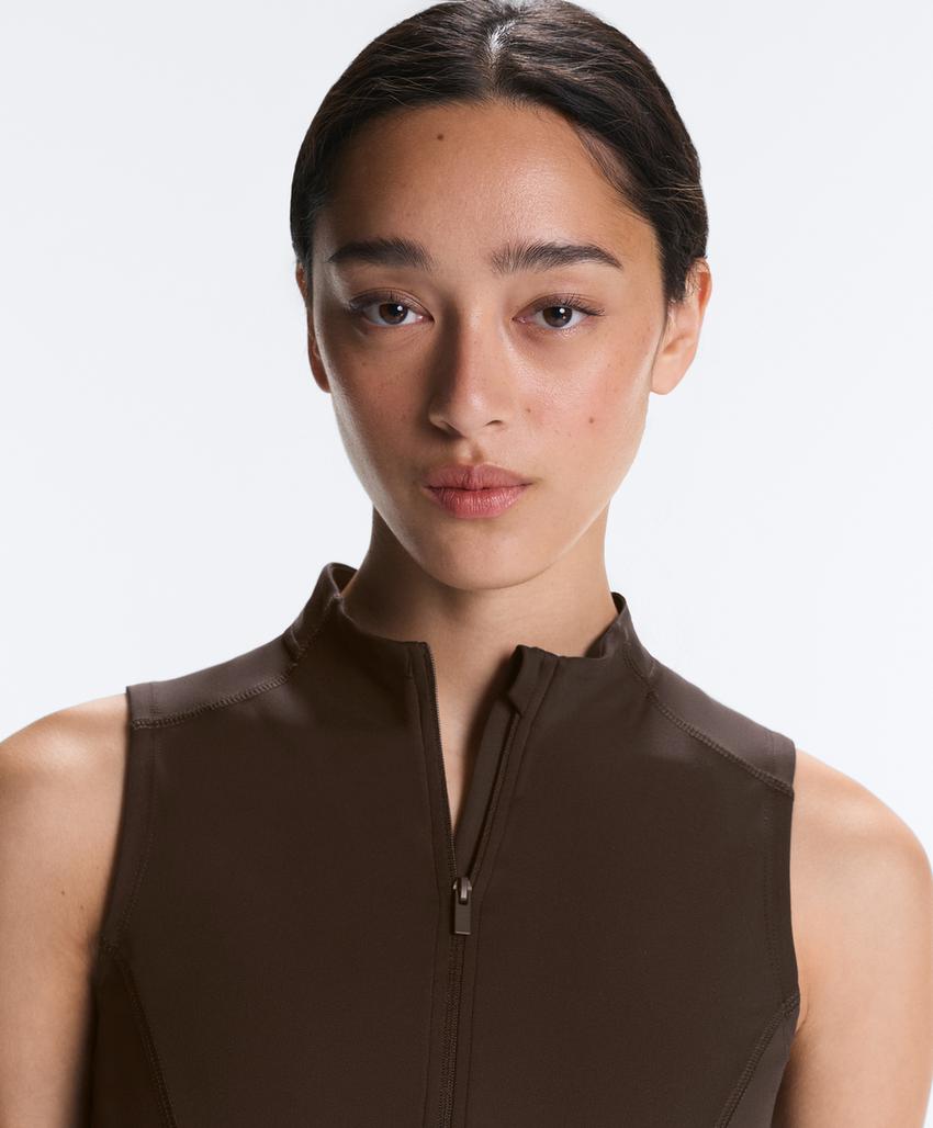 Футболка без рукавов на молнии