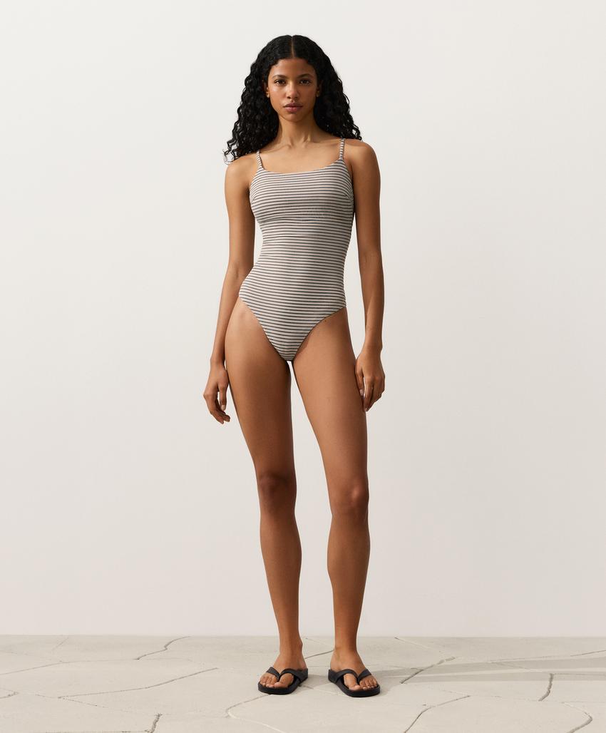 Купальник в полоску с треугольным вырезом