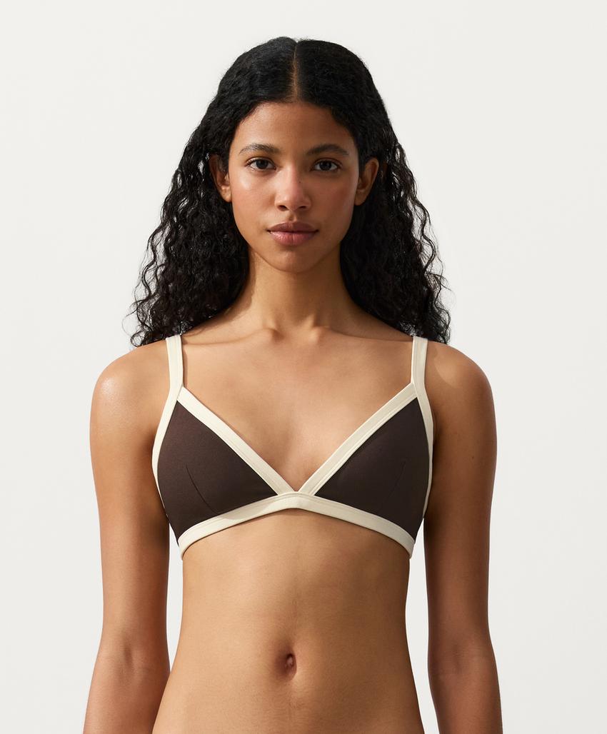 Топ бикини с треугольными чашками и контрастной окантовкой