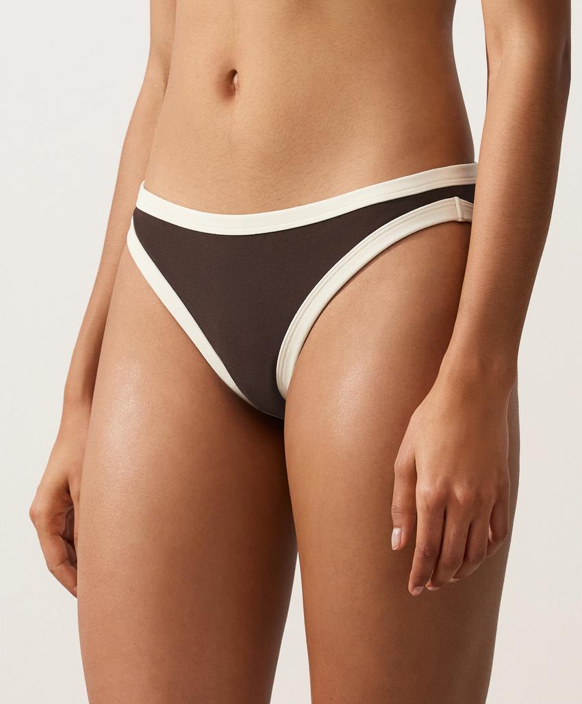 Топ бикини с треугольными чашками и контрастной окантовкой