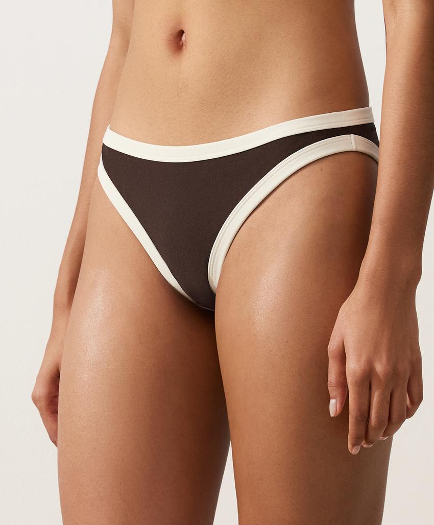 Классические плавки бикини с контрастной окантовкой