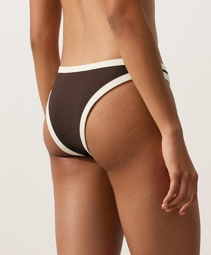 Полуоткрытые плавки бикини U-образной формы с контрастной окантовкой