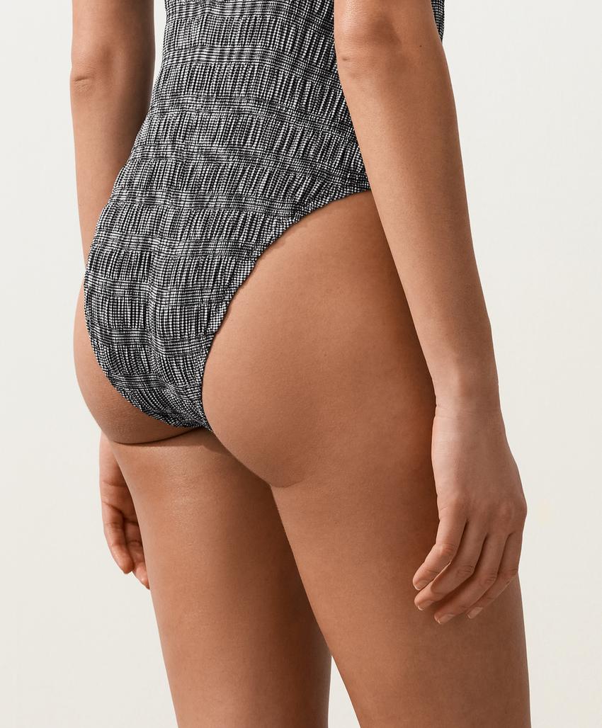 Купальник бандо с мелкими эластичными сборками и узором виши