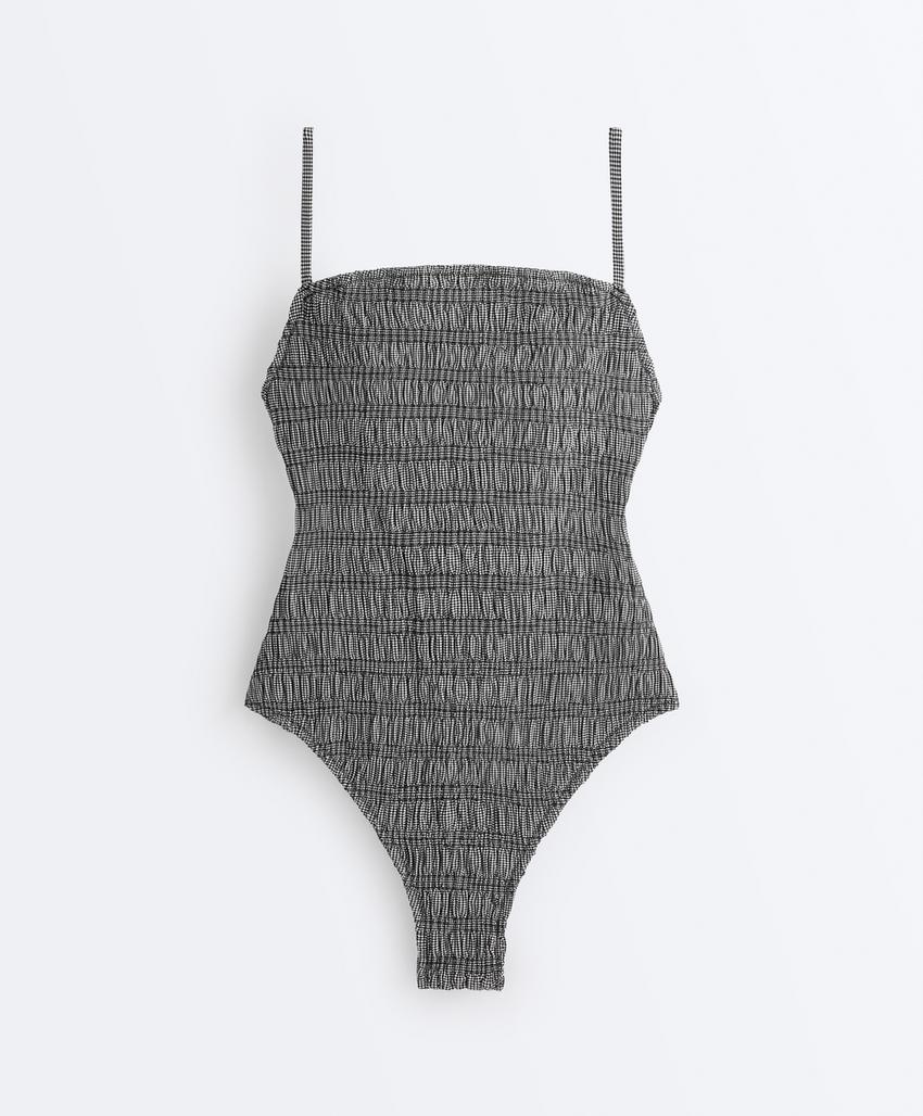 Купальник бандо с мелкими эластичными сборками и узором виши