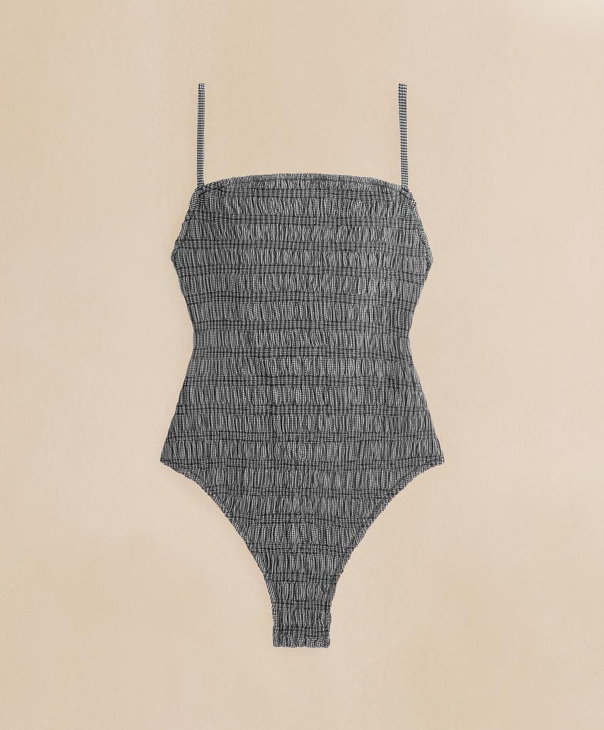 Купальник бандо с мелкими эластичными сборками и узором виши