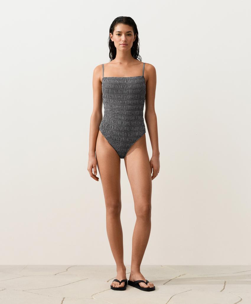 Купальник бандо с мелкими эластичными сборками и узором виши