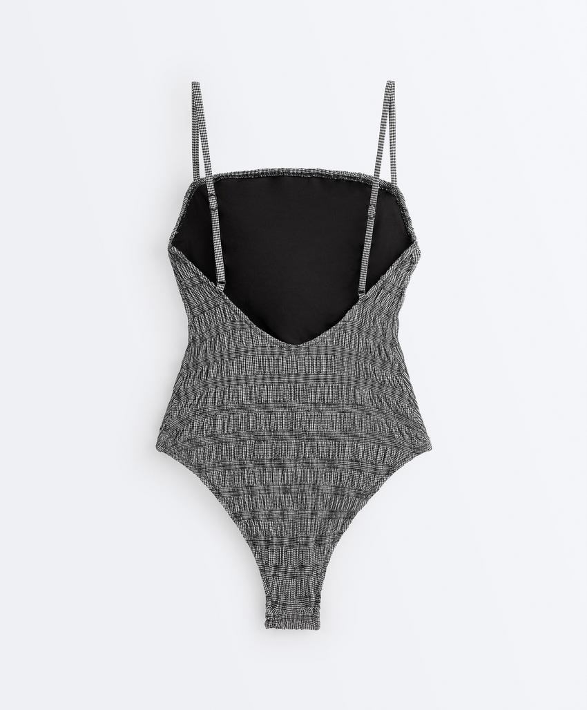 Купальник бандо с мелкими эластичными сборками и узором виши