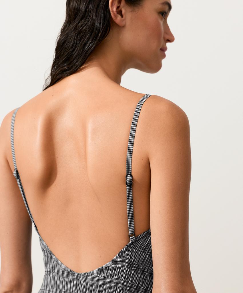 Купальник бандо с мелкими эластичными сборками и узором виши