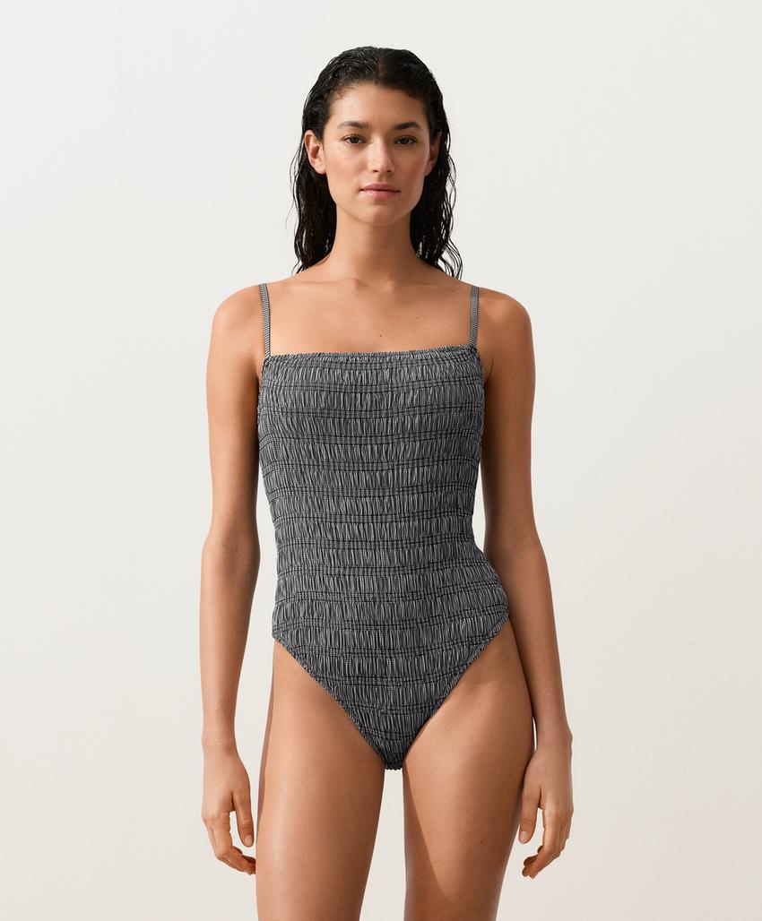 Купальник бандо с мелкими эластичными сборками и узором виши