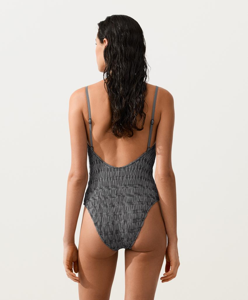 Купальник бандо с мелкими эластичными сборками и узором виши