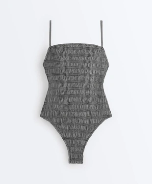 Купальник бандо с мелкими эластичными сборками и узором виши- Заказать в России