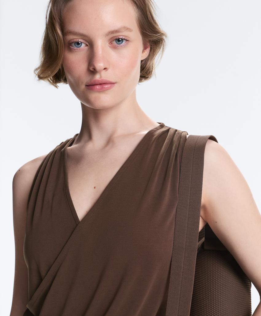 Футболка из смесового модала на запах без рукавов