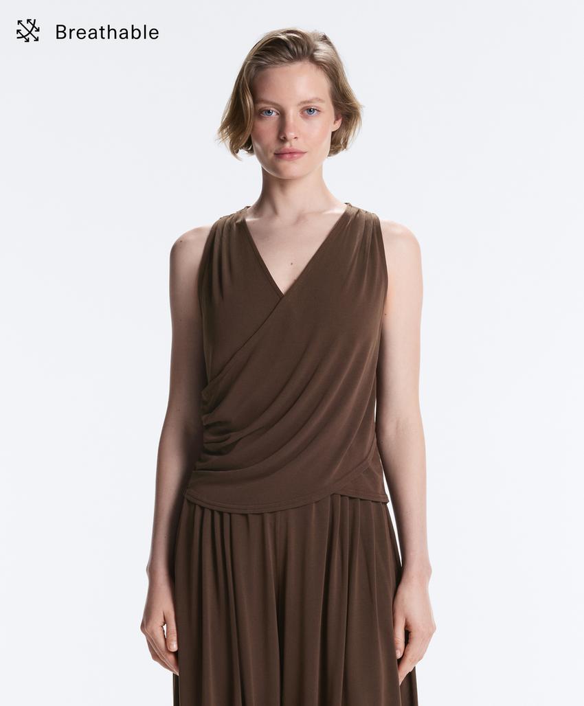 Футболка из смесового модала на запах без рукавов