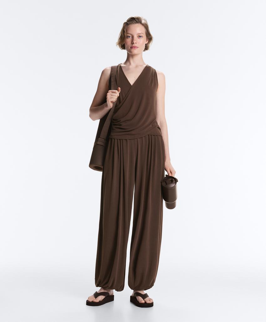 Футболка из смесового модала на запах без рукавов