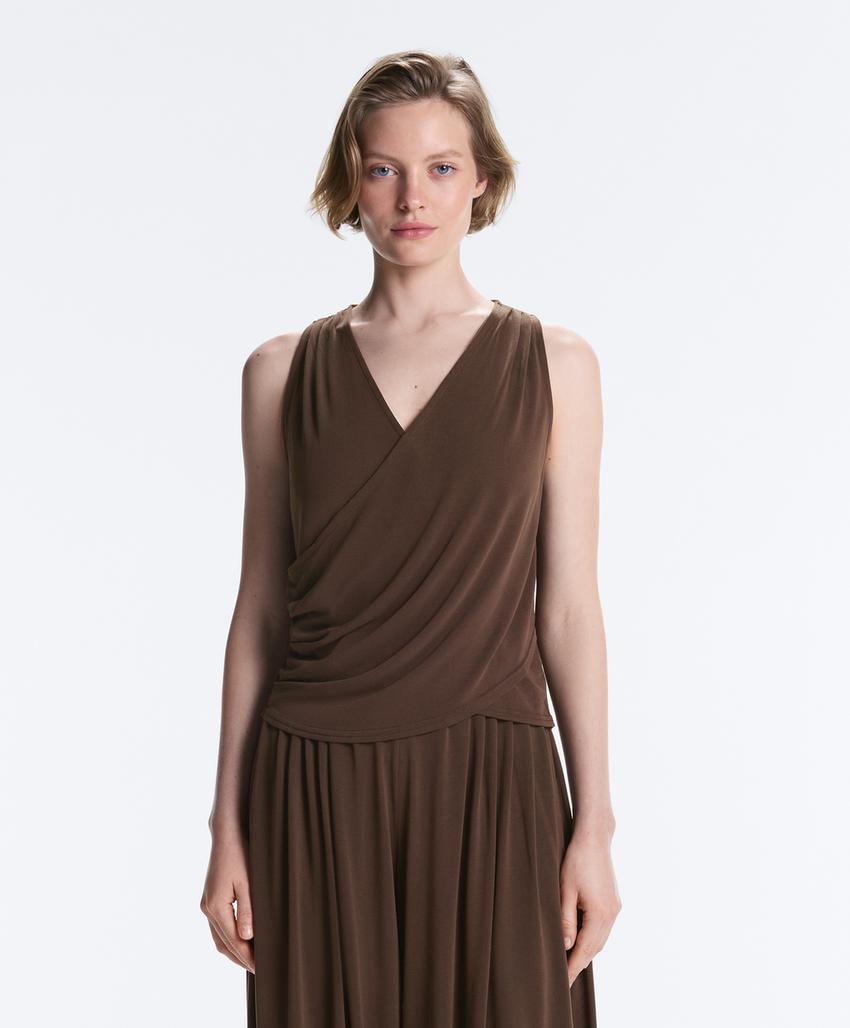 Футболка из смесового модала на запах без рукавов