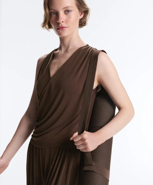 Футболка из смесового модала на запах без рукавов- Заказать в России