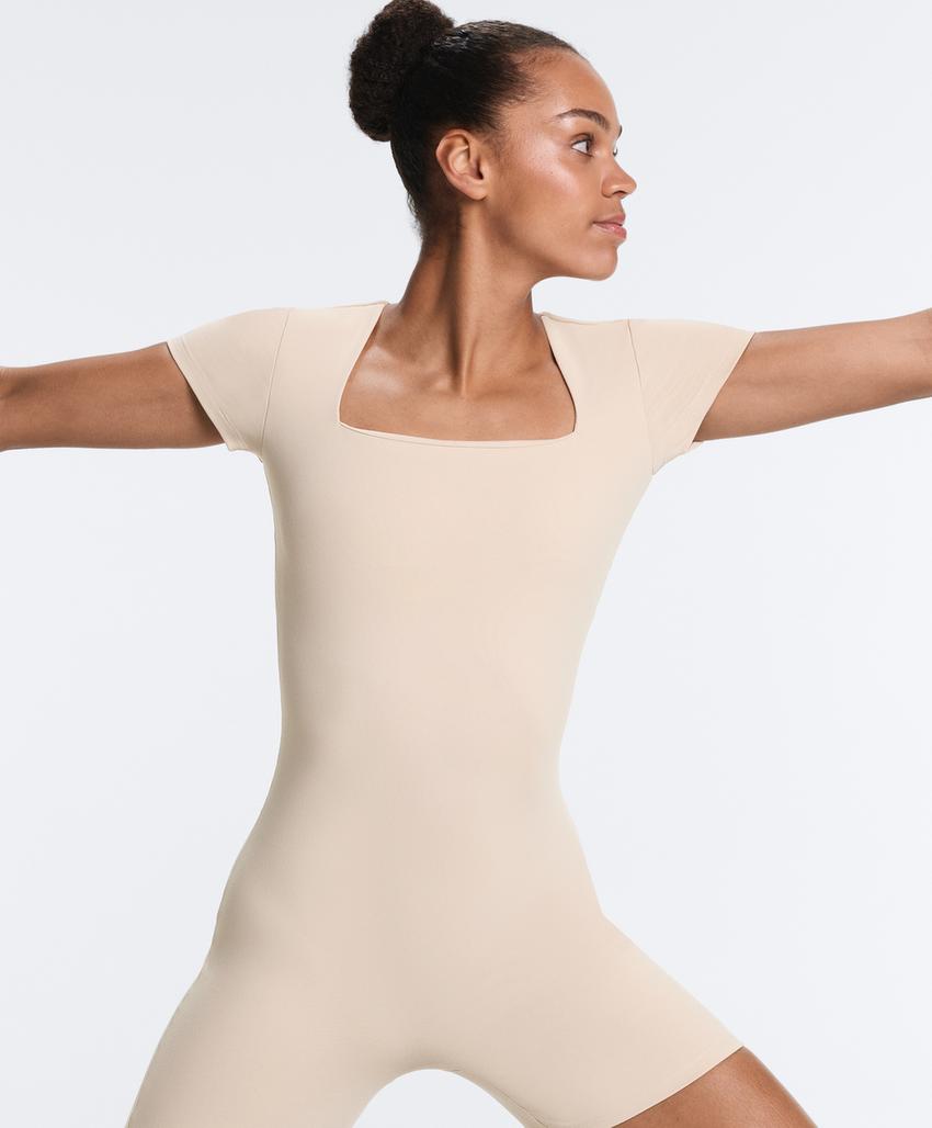 Короткий комбинезон Evermove с квадратным вырезом