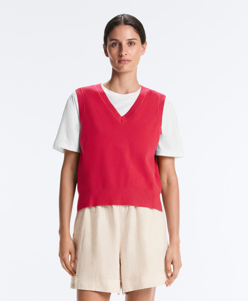 Вязаный жилет с V-образным вырезом