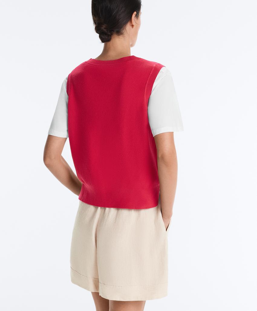 Вязаный жилет с V-образным вырезом