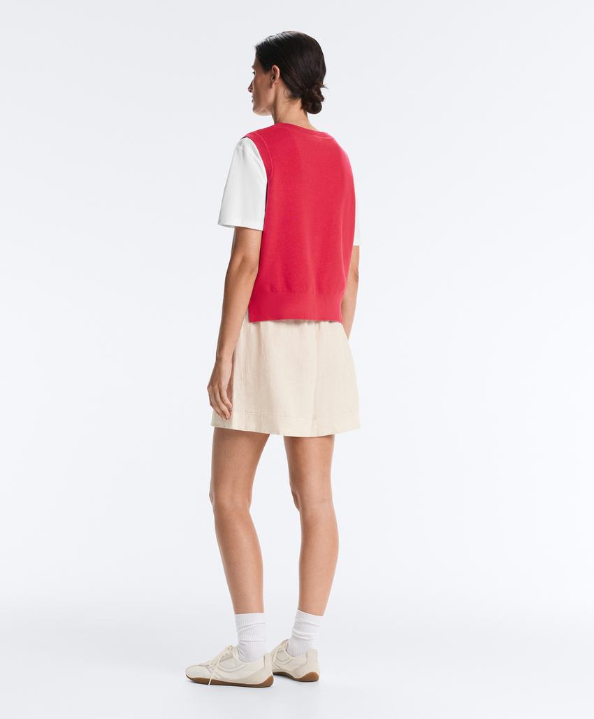 Вязаный жилет с V-образным вырезом