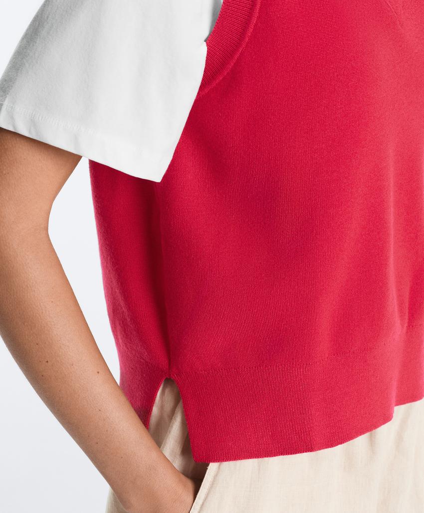 Вязаный жилет с V-образным вырезом