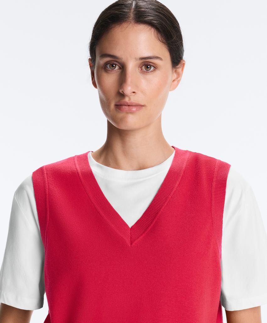 Вязаный жилет с V-образным вырезом