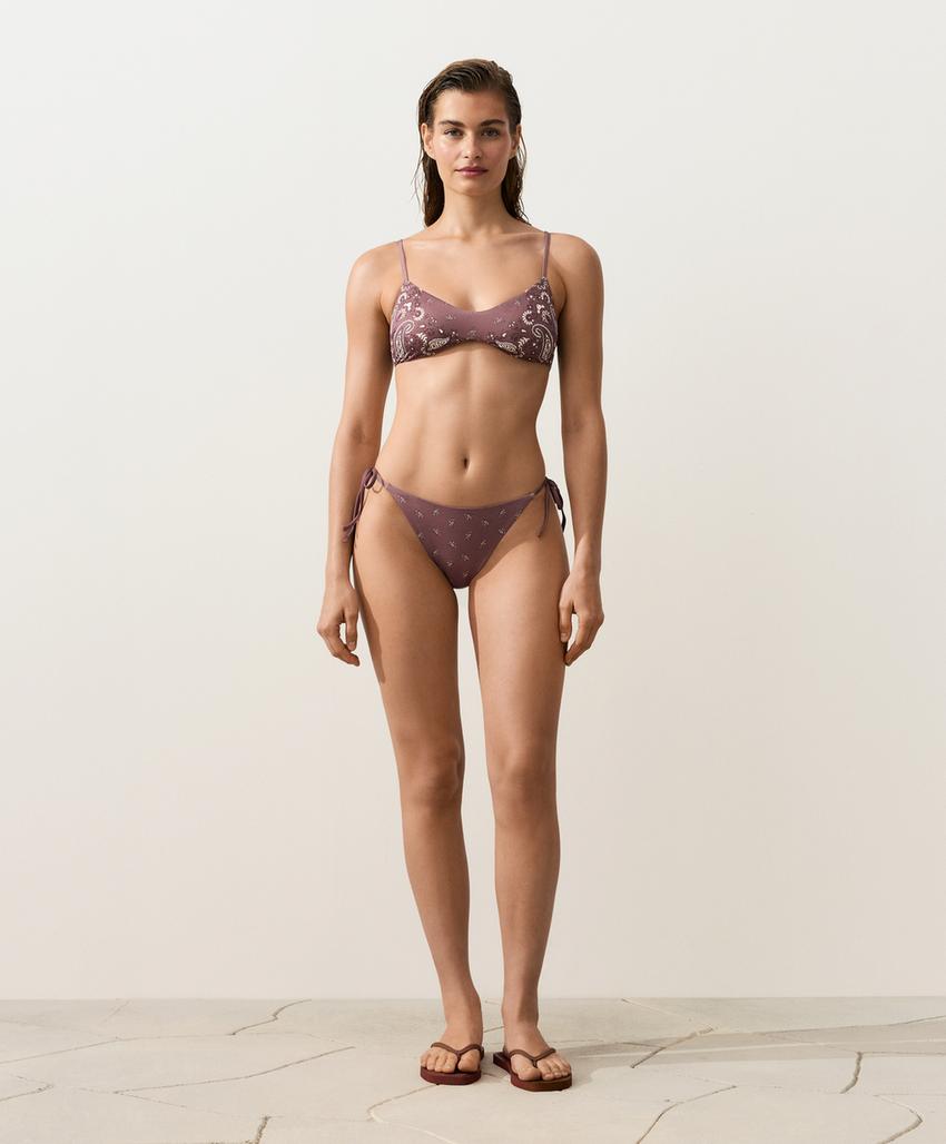 Плавки бикини с завязками и принтом бандана