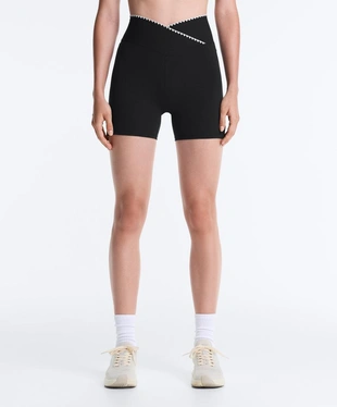 Шорты Hot pant Comfortlux с V-поясом и контрастным швом- Заказать в России