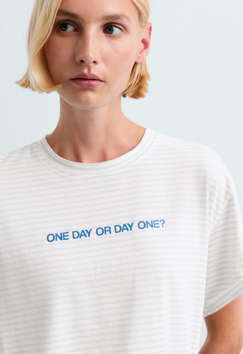 T-shirt boxy com texto