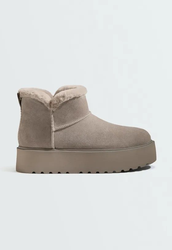 Botins em pele com plataforma
