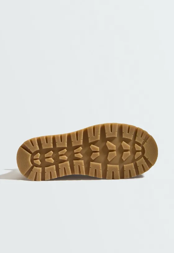 Botins em pele com atacadores