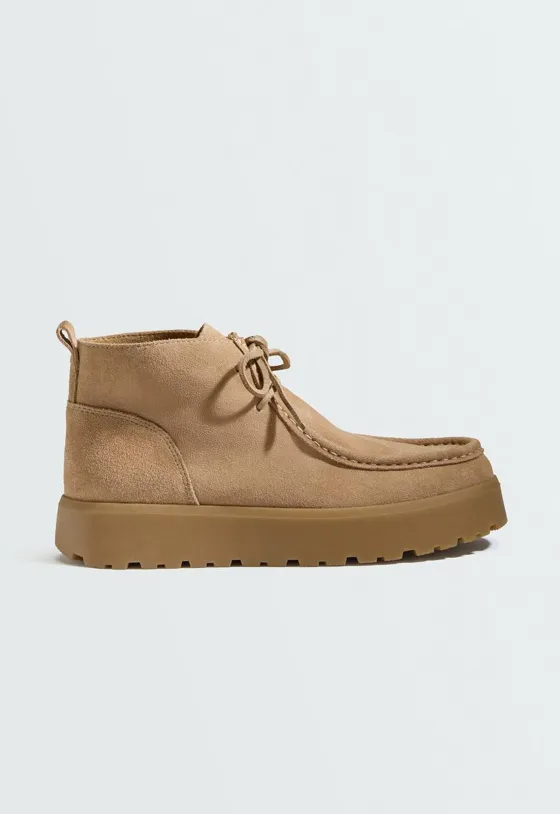 Botins em pele com atacadores