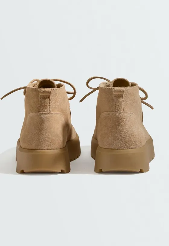 Botins em pele com atacadores