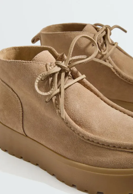 Botins em pele com atacadores