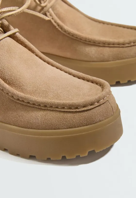 Botins em pele com atacadores
