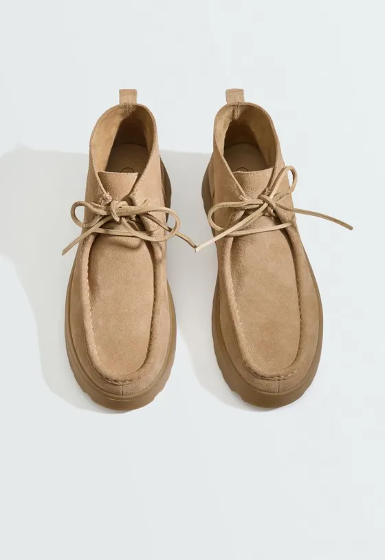 Botins em pele com atacadores