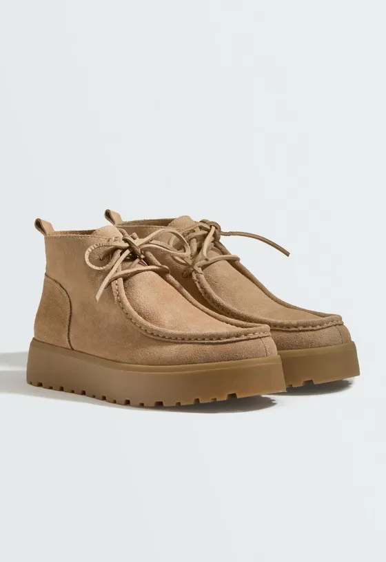 Botins em pele com atacadores