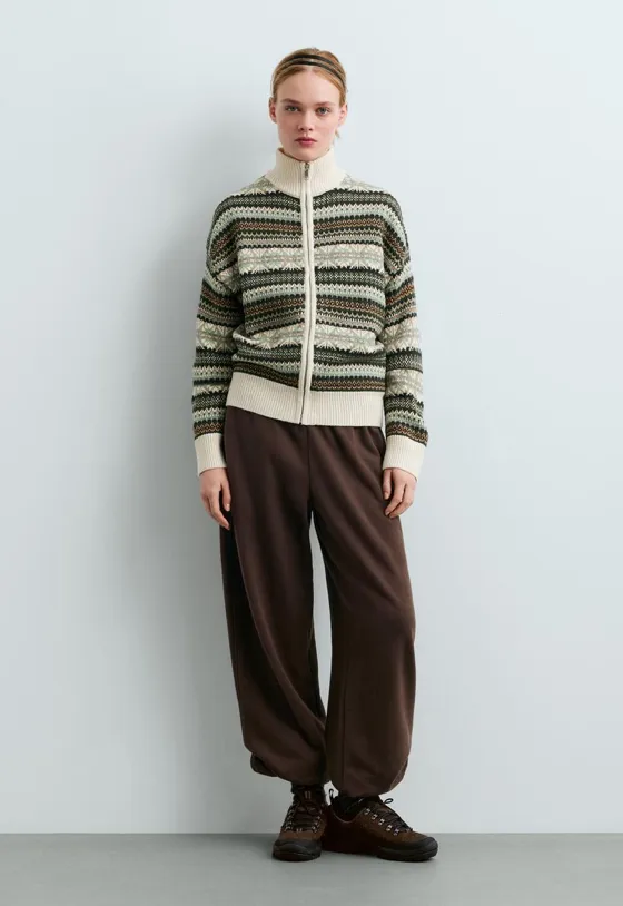 Куртка вязаный с высоким воротником jacquard