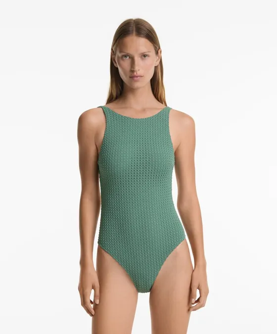 Fato de banho halter em crochet com estrutura de bolhas
