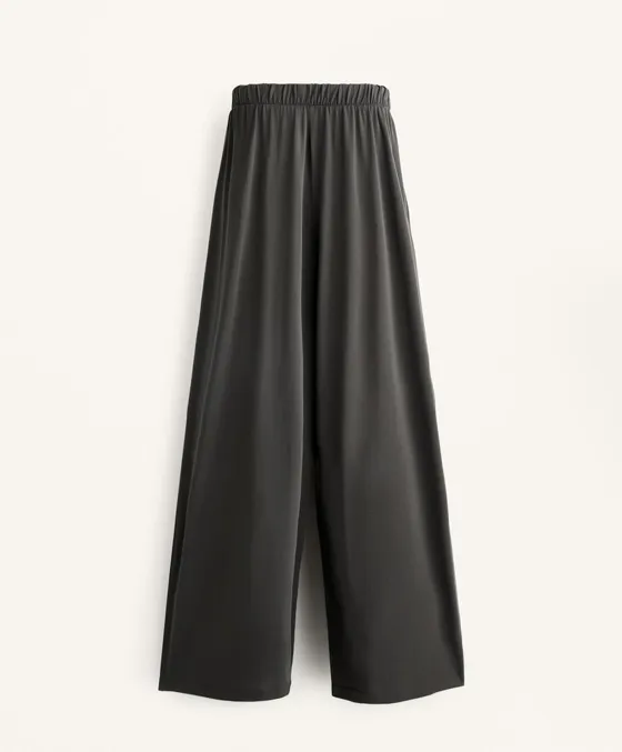 Объемные широкие брюки из струящегося смесового модала
