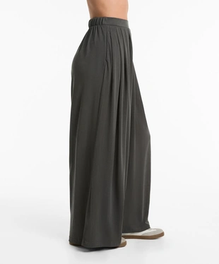 Объемные широкие брюки из струящегося смесового модала- Заказать в России